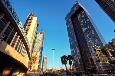 Tel-Aviv, İsrail, Ekim 2017. İsrail Dünya Elmas Merkezi (İsrail Elmas Borsası) ve skyscrapes. Sokak görünümü.