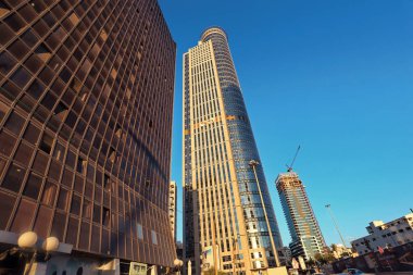 Tel-Aviv, İsrail, Ekim 2017: Tel Aviv Elmas Merkezi yakınlarındaki gökdelenler. Sokak görünümü.