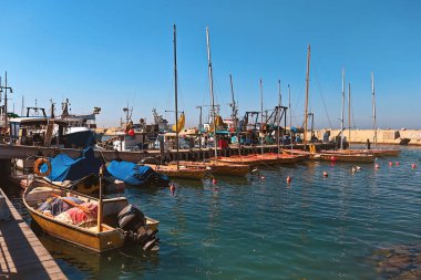 Tel-Aviv, İsrail, Ekim 2017. Tekneler ve yatlar Yafa'nın eski bağlantı noktası doğal görünümünü
