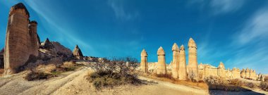 Peri bacaları Aşk Vadisi Göreme Kapadokya Bölgesi Türkiye'nin yakın olarak bilinen kaya oluşumları.
