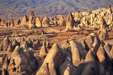 Kaya oluşumları Kılıçlar Vadisi Kapadokya Göreme şehir yakın