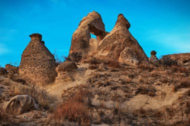 Kapadokya Göreme town yakınındaki Kılıçlar Vadisi (kılıçlar vadisi) kayalık kemer üzerinde görünüm