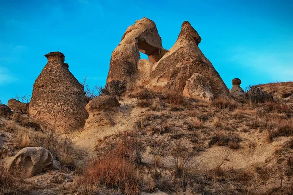トルコ カッパドキアのギョレメの町の近くの剣谷 Kiliclar Vadisi の岩のアーチ上のビュー — ストック写真