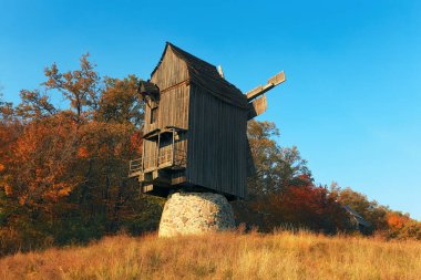 Pirogovo güzel bir sonbahar gününde gün batımına, Kiev, Ukrayna Ulusal Mimarlık Müzesi'nde geleneksel Ukrayna yel değirmeni