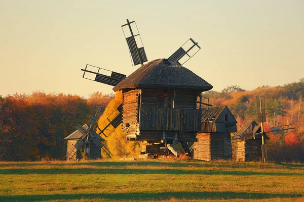 Traditionella Ukrainska Väderkvarn Museet Nationella Arkitekturen Pirogovo Vacker Höstdag Före — Stockfoto