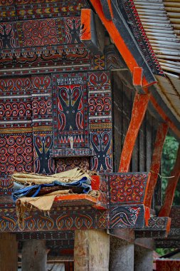 Tongkonan geleneksel oyma ile bina torajan duvarına. Tana Toraja, Rantepao, Sulawesi, Endonezya. 