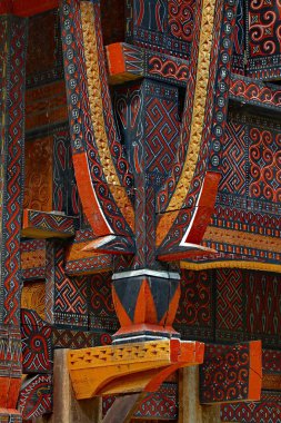 Tongkonan geleneksel oyma ile bina torajan duvarına. Tana Toraja, Rantepao, Sulawesi, Endonezya. 