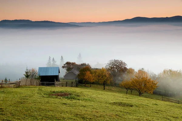 Nebliger Herbstmorgen Über Den Traditionellen Rumänischen Hütten Bucovina Rumänien — Stockfoto