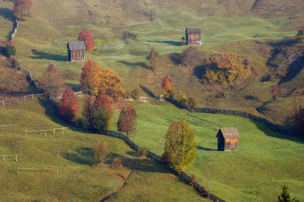 ルーマニアの丘の上の美しい秋の色 カラフルな秋の風景 — ストック写真