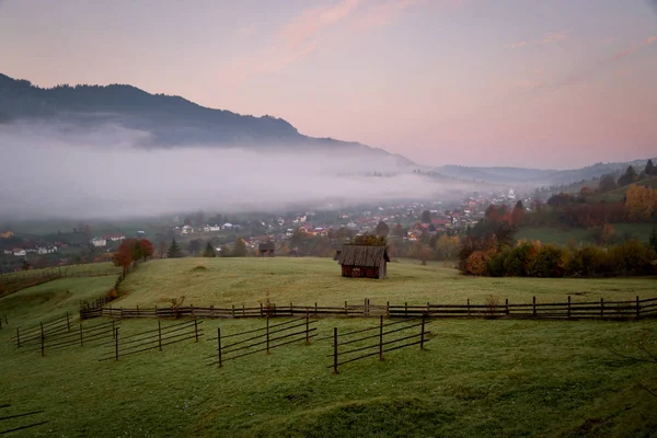 Mattinata Autunnale Nebbiosa Sopra Tradizionali Cottage Rumeni Bucovina Romania — Foto Stock