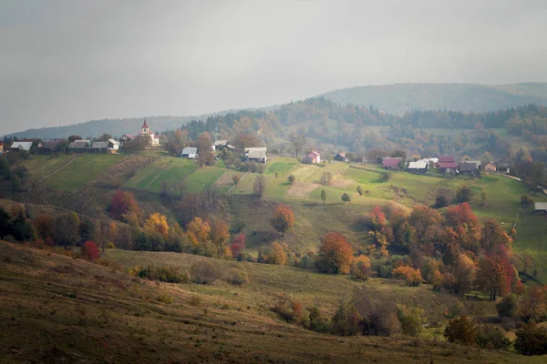 Foggy Manhã Outono Acima Das Casas Romenas Tradicionais Bucovina Roménia — Fotografia de Stock