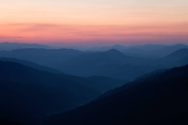 Yaz gündoğumu Karpat Dağları, Romanya