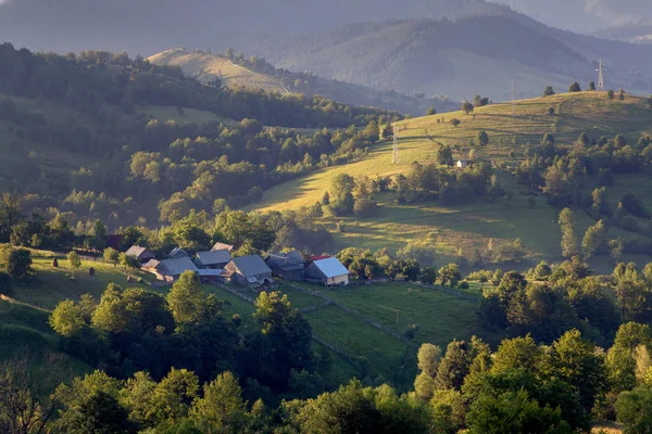 Letni Poranek Bucovina Jesienny Kolorowy Krajobraz Rumuńskiej Wiosce — Zdjęcie stockowe