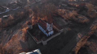 Romanya 'da Gherdeal köyünün havadan görünümü. Transylvania 'da güçlendirilmiş kilise