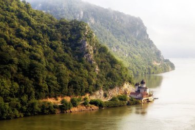 Yaz peyzaj Tuna Gorge, Romanya ve Sırbistan arasındaki sınırda. Mraconia Ortodoks Manastırı