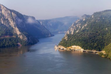 Yaz peyzaj Tuna Gorge, Romanya ve Sırbistan arasındaki sınırda. Mraconia Ortodoks Manastırı