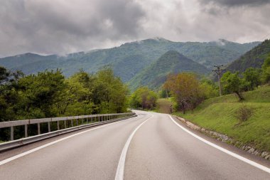 Boş dağ yolu Transylvania'da