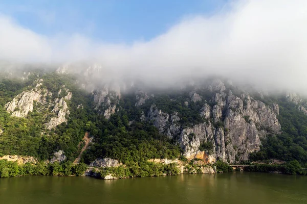 Yaz peyzaj Tuna Gorge, Romanya ve Sırbistan arasındaki sınırda. Mraconia Ortodoks Manastırı