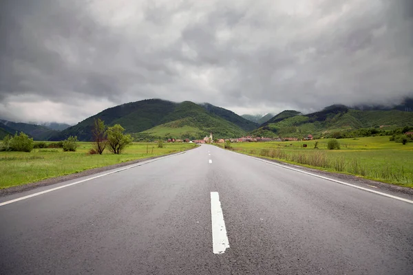 Boş dağ yolu Transylvania'da