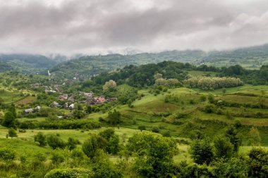 Maramures geleneksel köy görünümünü yaz