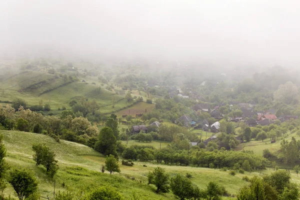 マラムレシュ地方の伝統的な村の夏景色 — ストック写真