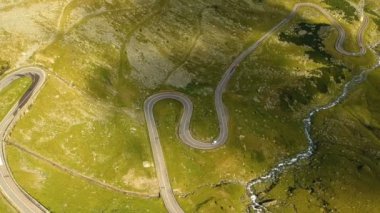 Transfagarasan dağ yolunun havadan görünümü