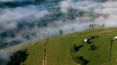 Bucovina, Romanya sisli havadan görünüm