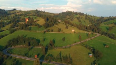 Sadova köyünün üstündeki havadan görünüm, Bucovina