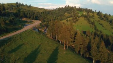 Dağ yolunda sürüş araçların havadan görünümü