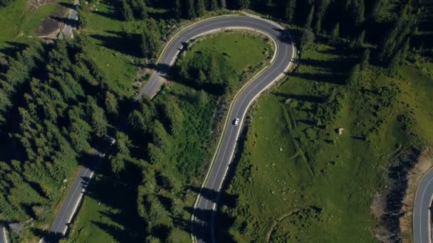 Luchtfoto Van Auto Rijden Mountain Road — Stockvideo