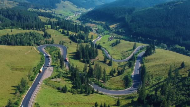 山岳道路を走行する車の空中ビュー — ストック動画