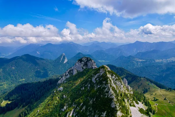 Tegernsee Htte 'nin 4K hava aracı videosu. Güneşli bir günde Leonhardstein' ı çevreleyen Alman Alpleri 'ndeki Rostein ve Buchstein tepeleri arasındaki dağlarda yuva yapmış inanılmaz bir kulübe.