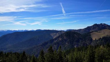 Alman Alpleri 'ndeki Brnnstein dağının üzerinden geçen hava aracı videosu. Güneşli bir yaz günü. Etrafı buz ve karla kaplı dağlarla yürüyüş için mükemmel.