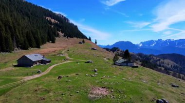 Alman Alpleri 'ndeki Brnnstein dağının üzerinden geçen hava aracı videosu. Güneşli bir yaz günü. Etrafı buz ve karla kaplı dağlarla yürüyüş için mükemmel.