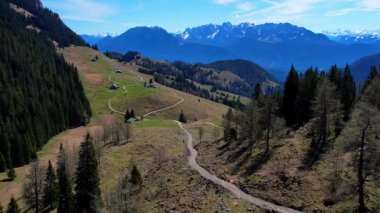 Alman Alpleri 'ndeki Brnnstein dağının üzerinden geçen hava aracı videosu. Güneşli bir yaz günü. Etrafı buz ve karla kaplı dağlarla yürüyüş için mükemmel.