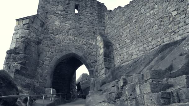 Ruines Château Médiéval Bâtiment Géant Effrayant Énorme Tour Fortification Défensive — Video