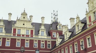 Sarı, kırmızı cephe ile klasik castle. Hendek, heykel dekorasyon ile anıtsal Sarayı