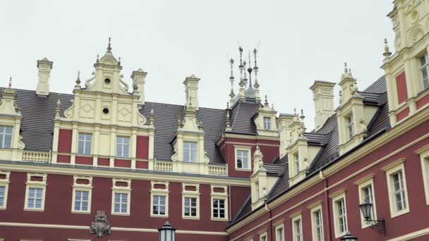 Castelo Classicista Com Fachada Amarela Vermelha Palácio Monumental Com Fosso — Vídeo de Stock
