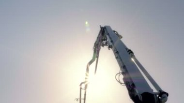 Beton döküm pompa, gökyüzü ve güneş içinde geçmiş. Müstakil Ev beton temeli. İnşaat Teknik yapı, zemin çalışır çalışır. Statik gün stabilize v-günlük vurdu