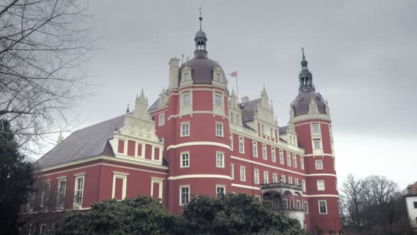 Klassizistisches Schloss Mit Gelber Roter Fassade Monumentaler Palast Mit Wassergraben — Stockvideo