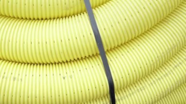 Borusuna delik olmadan 100 mm, Pe Polietilen Drenaj nem giderme için. Elektrik kabloları korumak için sarı tüp. Yağmur suyu için sıhhi tesisat koruyucusu. Gün vurdu.