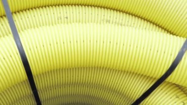 Borusuna delik olmadan 100 mm, Pe Polietilen Drenaj nem giderme için. Elektrik kabloları korumak için sarı tüp. Yağmur suyu için sıhhi tesisat koruyucusu. Gün vurdu.