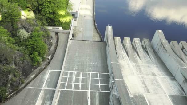 水上巨型混凝土大坝 水电电站 从水坝看排水 天射击 力量和能量世代 — 图库视频影像