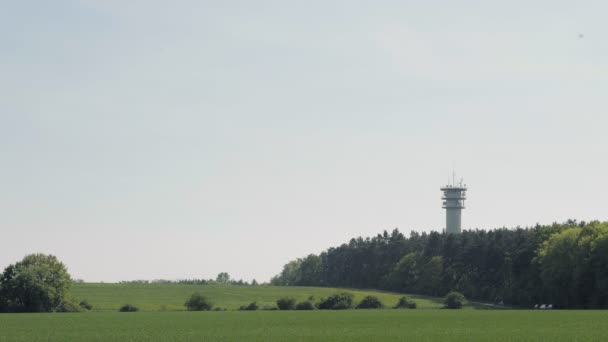 Röd Vit Kommunikation Tower Himlen Bakgrunden Satellit Tower Överföring Antenn — Stockvideo