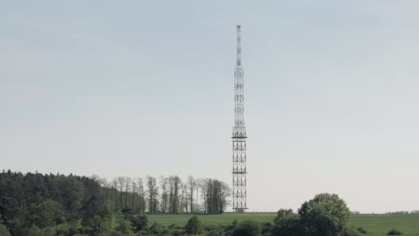 Rot Weißer Kommunikationsturm Hintergrund Der Himmel Satellitenturm Antennentelefon Und Fernsehsignale — Stockvideo