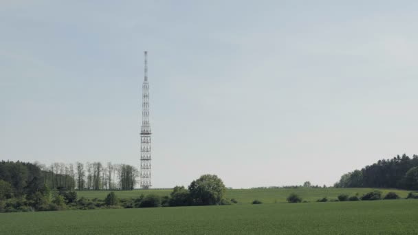 Κόκκινο Λευκό Επικοινωνιών Πύργος Ουρανός Στο Παρασκήνιο Δορυφορική Πύργος Μετάδοση — Αρχείο Βίντεο