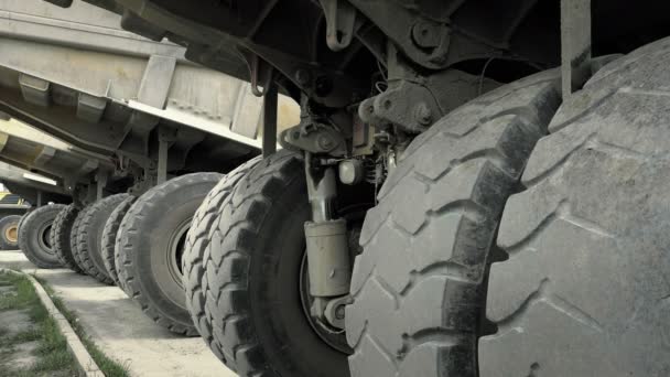 大型卡车的车轮和底盘 卡车在采石场为石头和石渣提取 碎石加工厂 露天矿 全天射击 — 图库视频影像
