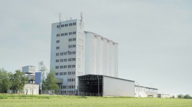 Tahıl beton silo binada manzara, büyük tohum Asansör basık. Tarım kırsal, tarım, Hayvancılık düz, düz arazi görüntülerini