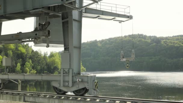 Nahaufnahme Eines Massiven Metallkrans Haken Schienen Und Flaschenzüge Wasseroberfläche Hintergrund — Stockvideo