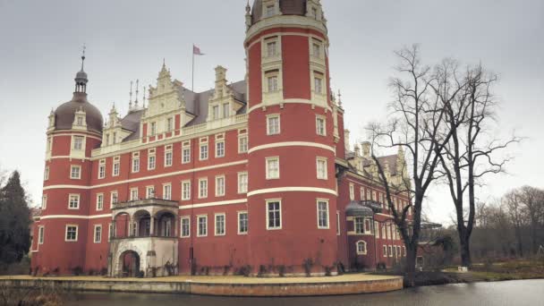 Castelo Classicista Com Fachada Amarela Vermelha Palácio Monumental Com Fosso — Vídeo de Stock